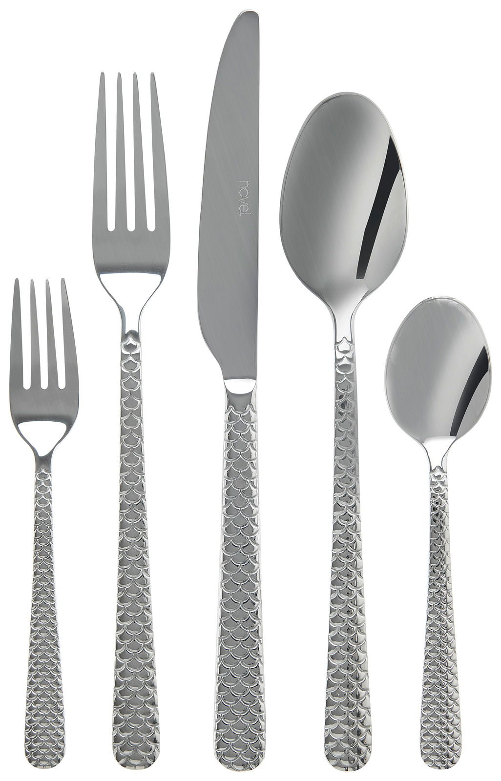 Besteckset aus Edelstahl mit Fischschuppenmuster, bestehend aus Gabel, Messer, Esslöffel, Dessertgabel und Teelöffel, von oben betrachtet.