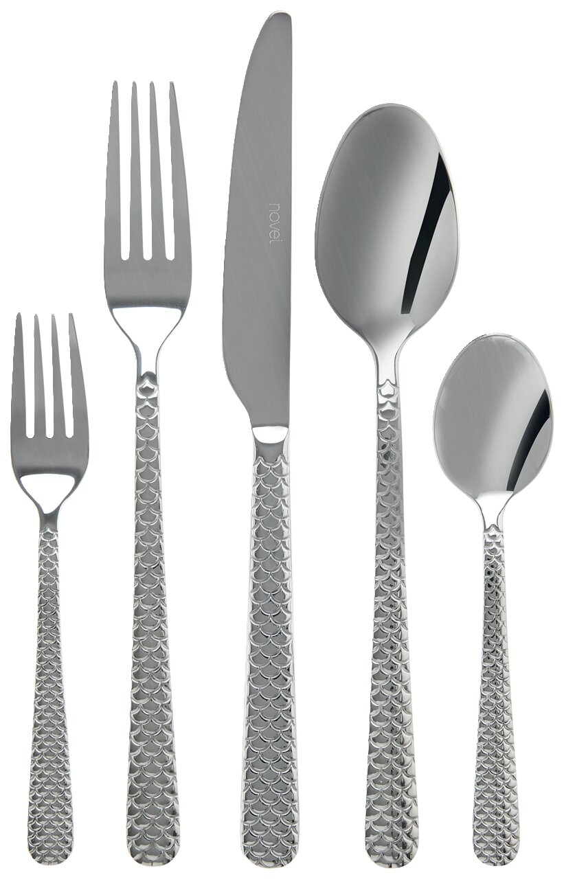 Besteckset aus Edelstahl mit Fischschuppenmuster, bestehend aus Gabel, Messer, Esslöffel, Dessertgabel und Teelöffel, von oben betrachtet.