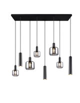 Moderne Pendelleuchte mit sechs hängenden Lampen in verschiedenen Formen, aus schwarzem Metall und Glas, von unten betrachtet.