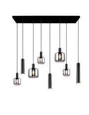Moderne hanglamp met zes hangende lampen in verschillende vormen, van zwart metaal en glas, gezien van onderaf.