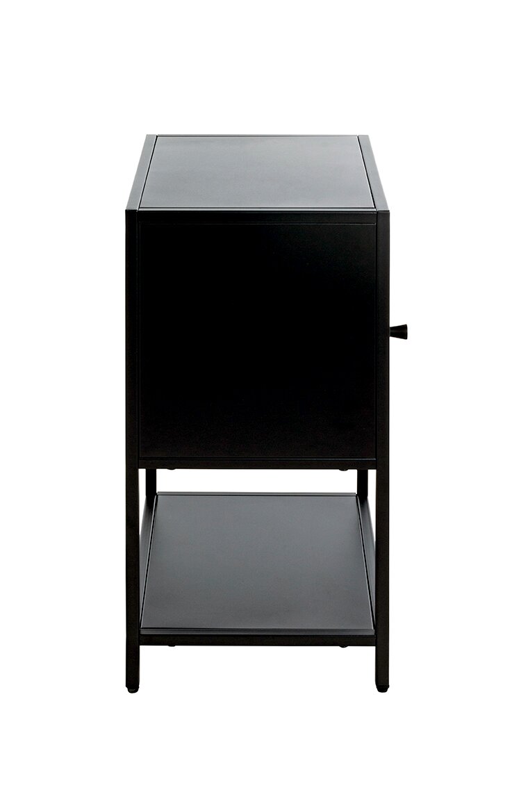 Schwarzer Metall-Nachttisch/Beistellschrank mit geschlossenem Korpus und Ablageboden, Seitenansicht von rechts auf weißem Hintergrund