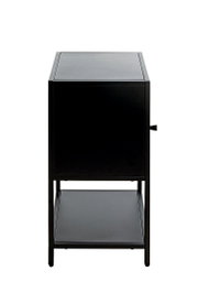 Schwarzer Metall-Nachttisch/Beistellschrank mit geschlossenem Korpus und Ablageboden, Seitenansicht von rechts auf weißem Hintergrund