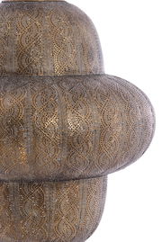 Detailansicht einer kunstvoll verzierten Hängeleuchte mit orientalischem Muster in Nahaufnahme.