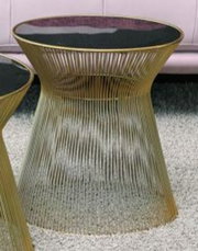 Moderner Beistelltisch mit goldenen Metallstreben und schwarzer Glasplatte, seitliche Perspektive