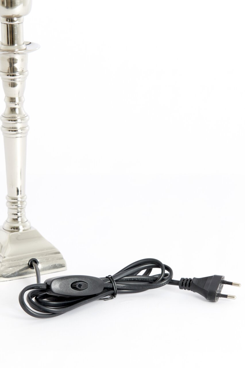 Nahaufnahme eines silbernen Lampenfußes mit Kabel und Schalter, seitliche Perspektive.