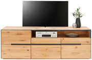 Frontansicht eines TV-Lowboards aus Holz mit Schubladen und offenen Fächern, dekoriert mit einem Fernseher, einer Vase und einem Verstärker.