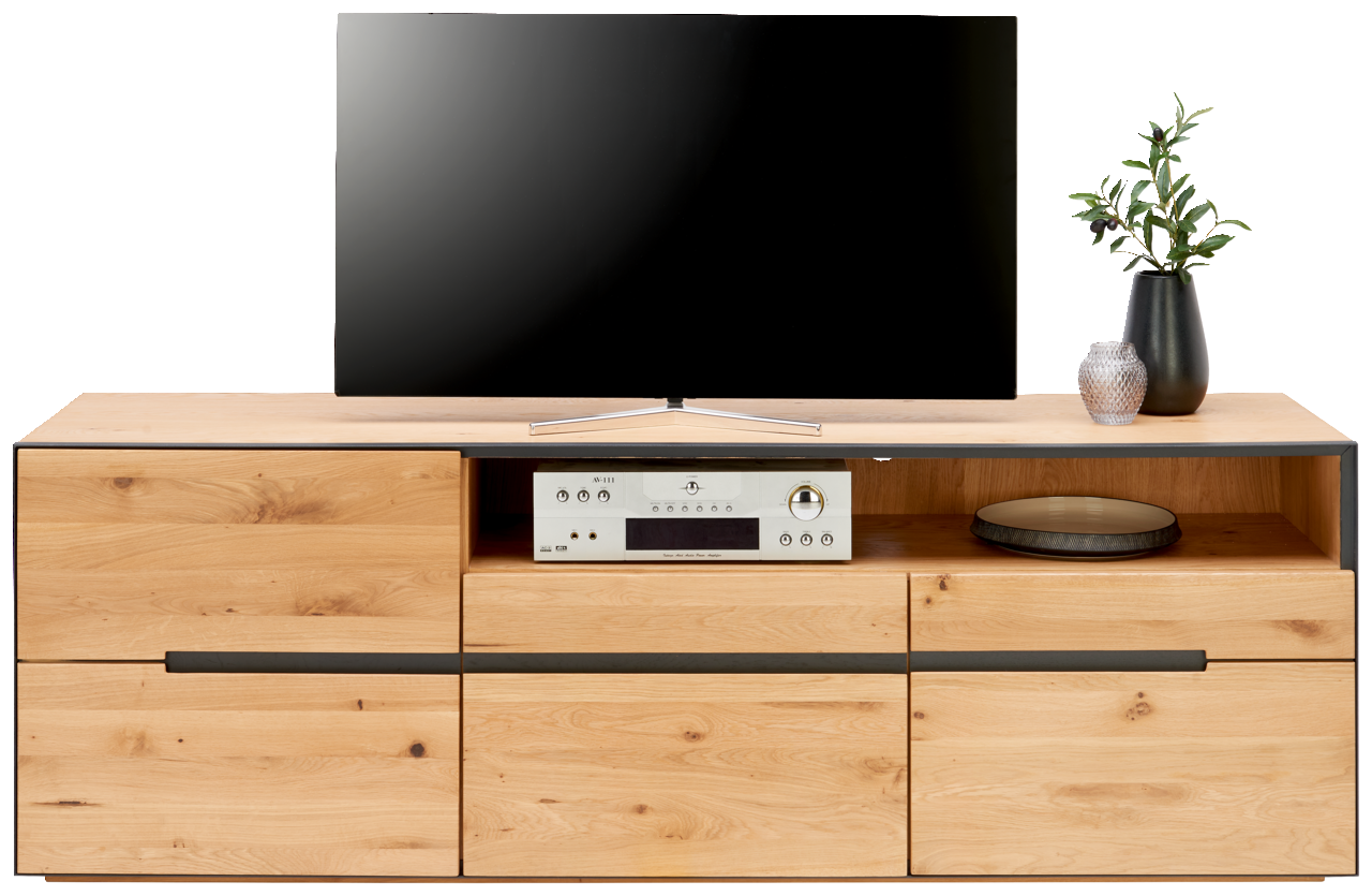 Frontansicht eines TV-Lowboards aus Holz mit Schubladen und offenen Fächern, dekoriert mit einem Fernseher, einer Vase und einem Verstärker.