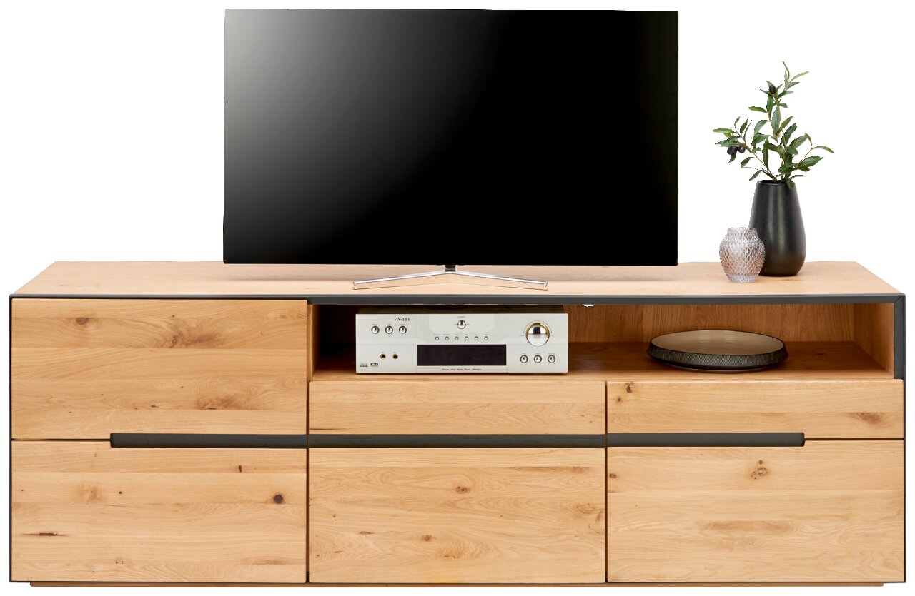 Frontansicht eines TV-Lowboards aus Holz mit Schubladen und offenen Fächern, dekoriert mit einem Fernseher, einer Vase und einem Verstärker.