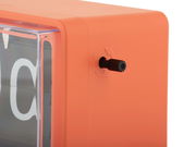 Nahaufnahme einer orangefarbenen Flip-Uhr mit seitlichem Einstellknopf.