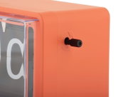 Close-up van een oranje fliphorloge met een instelknop aan de zijkant.
