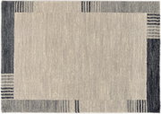Frisé-Teppich in quadratischer Form mit grauen und beigen Tönen, von oben betrachtet.