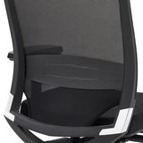 Rückansicht eines modernen Drehstuhls mit Netzrückenlehne und schwarzen Armlehnen.