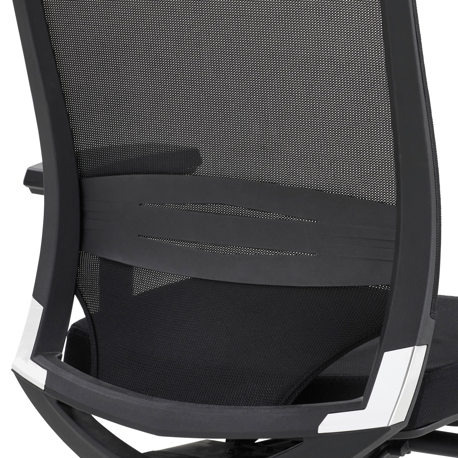 Rückansicht eines modernen Drehstuhls mit Netzrückenlehne und schwarzen Armlehnen.
