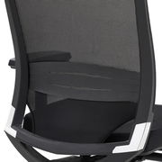 Rückansicht eines modernen Drehstuhls mit Netzrückenlehne und schwarzen Armlehnen.