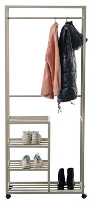 Garderobenwagen mit mehreren Regalböden und Kleiderstange, darauf hängen Jacken und stehen Schuhe. Perspektive: Frontalansicht.