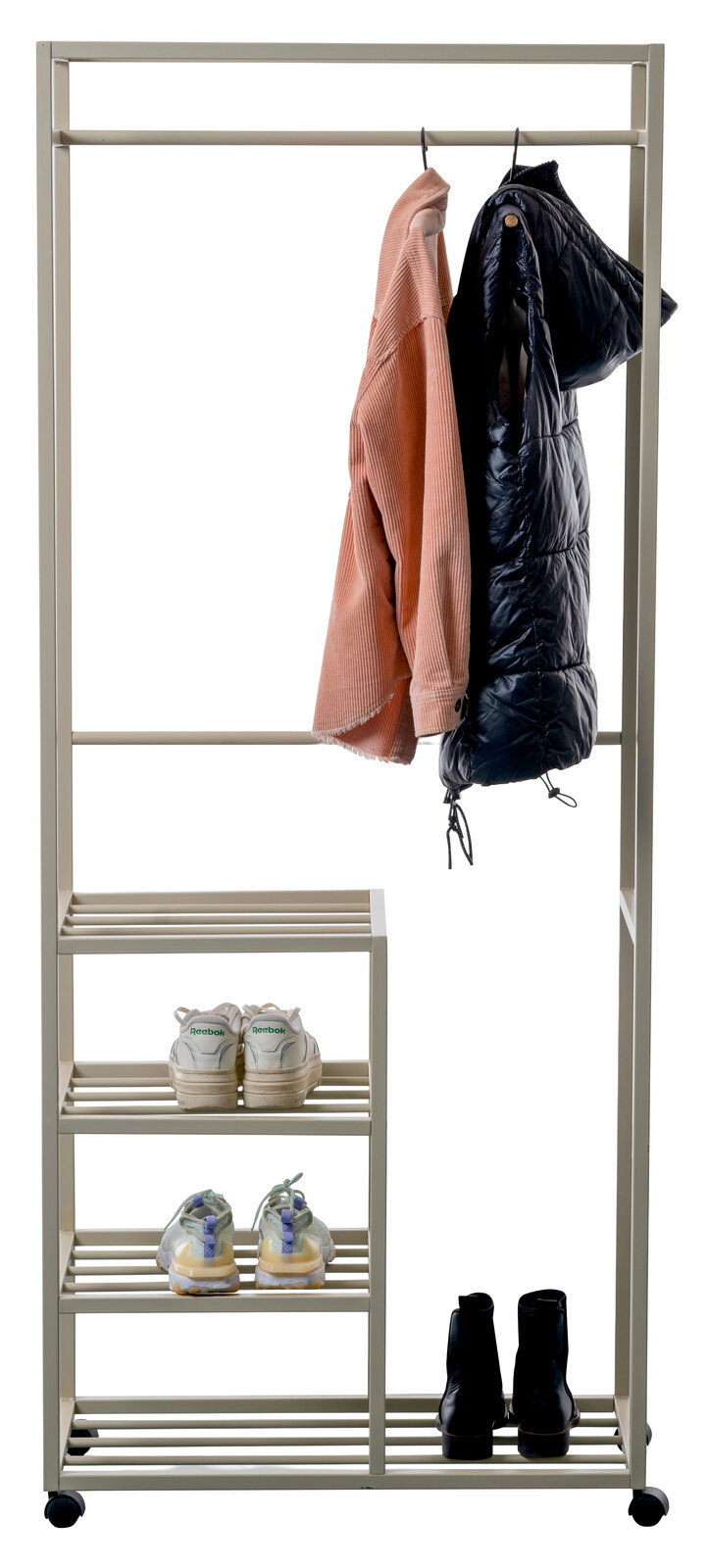 Garderobenwagen mit mehreren Regalböden und Kleiderstange, darauf hängen Jacken und stehen Schuhe. Perspektive: Frontalansicht.