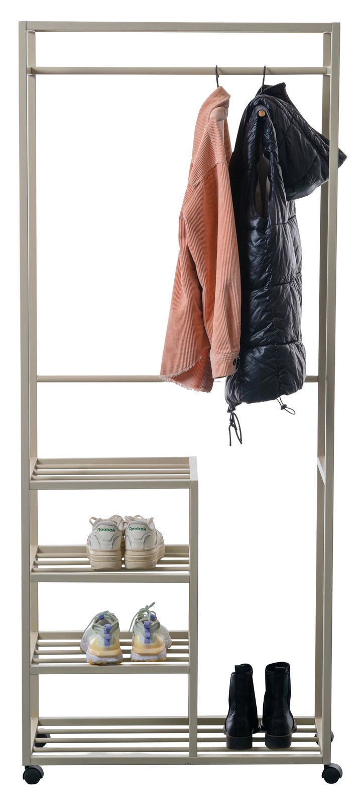 Garderobenwagen mit mehreren Regalböden und Kleiderstange, darauf hängen Jacken und stehen Schuhe. Perspektive: Frontalansicht.