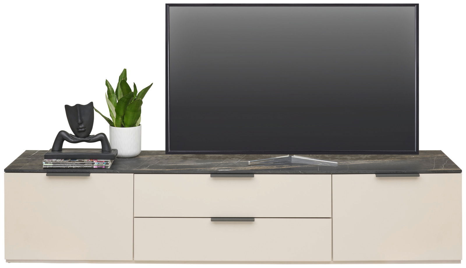 Frontale Ansicht eines modernen TV-Lowboards mit Marmoroberfläche, dekoriert mit einer Pflanze, einer Skulptur und Zeitschriften, darauf steht ein großer Flachbildfernseher.