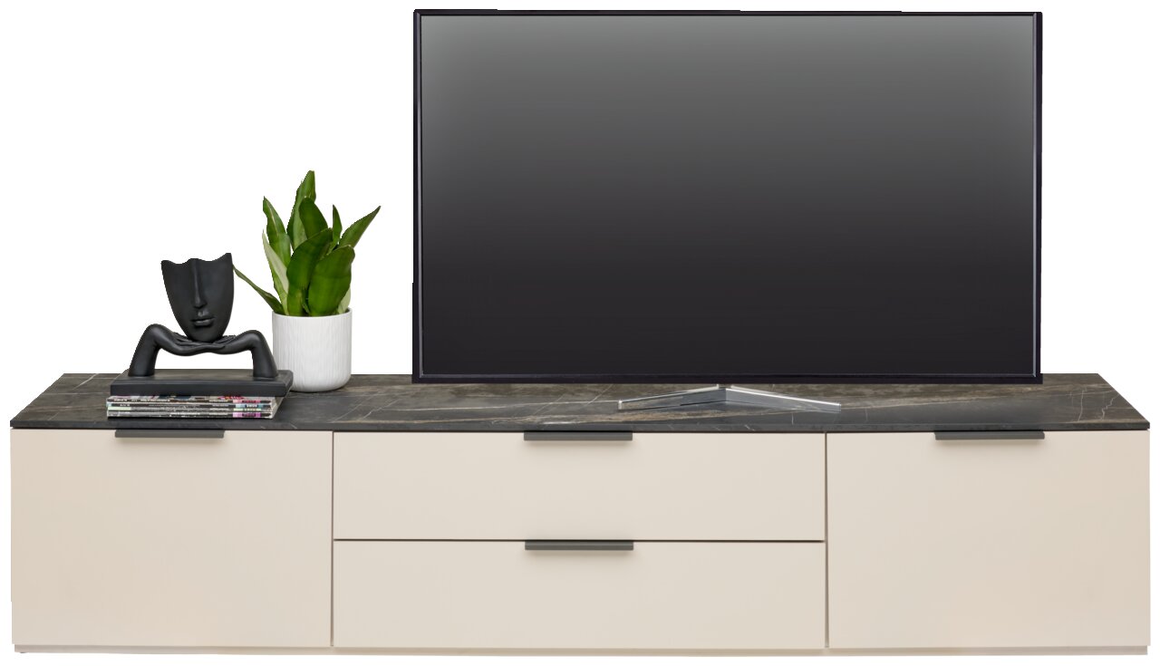 Frontale Ansicht eines modernen TV-Lowboards mit Marmoroberfläche, dekoriert mit einer Pflanze, einer Skulptur und Zeitschriften, darauf steht ein großer Flachbildfernseher.