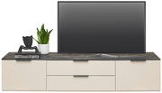 Frontale Ansicht eines modernen TV-Lowboards mit Marmoroberfläche, dekoriert mit einer Pflanze, einer Skulptur und Zeitschriften, darauf steht ein großer Flachbildfernseher.