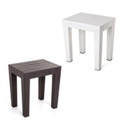 Zwei Hocker in moderner, minimalistischer Optik, einer in Weiß und einer in Dunkelbraun, aus seitlicher Perspektive fotografiert.