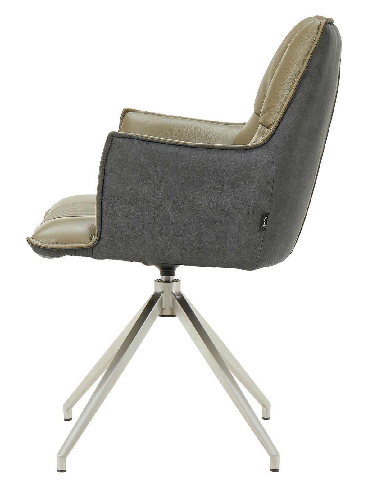 Seitliche Ansicht des Novel Sessels OSAKA 3.0 mit grauem Stoffbezug und beigem Leder, auf einem stabilen Metallgestell.