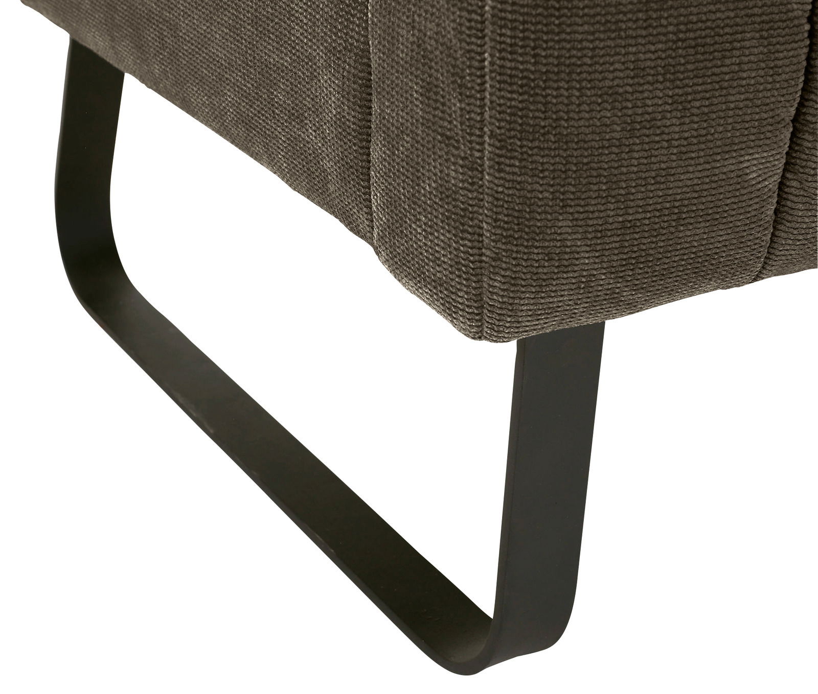 Nahaufnahme der Unterseite einer 2,5er-Sitzbank mit Metallbeinen, seitliche Perspektive