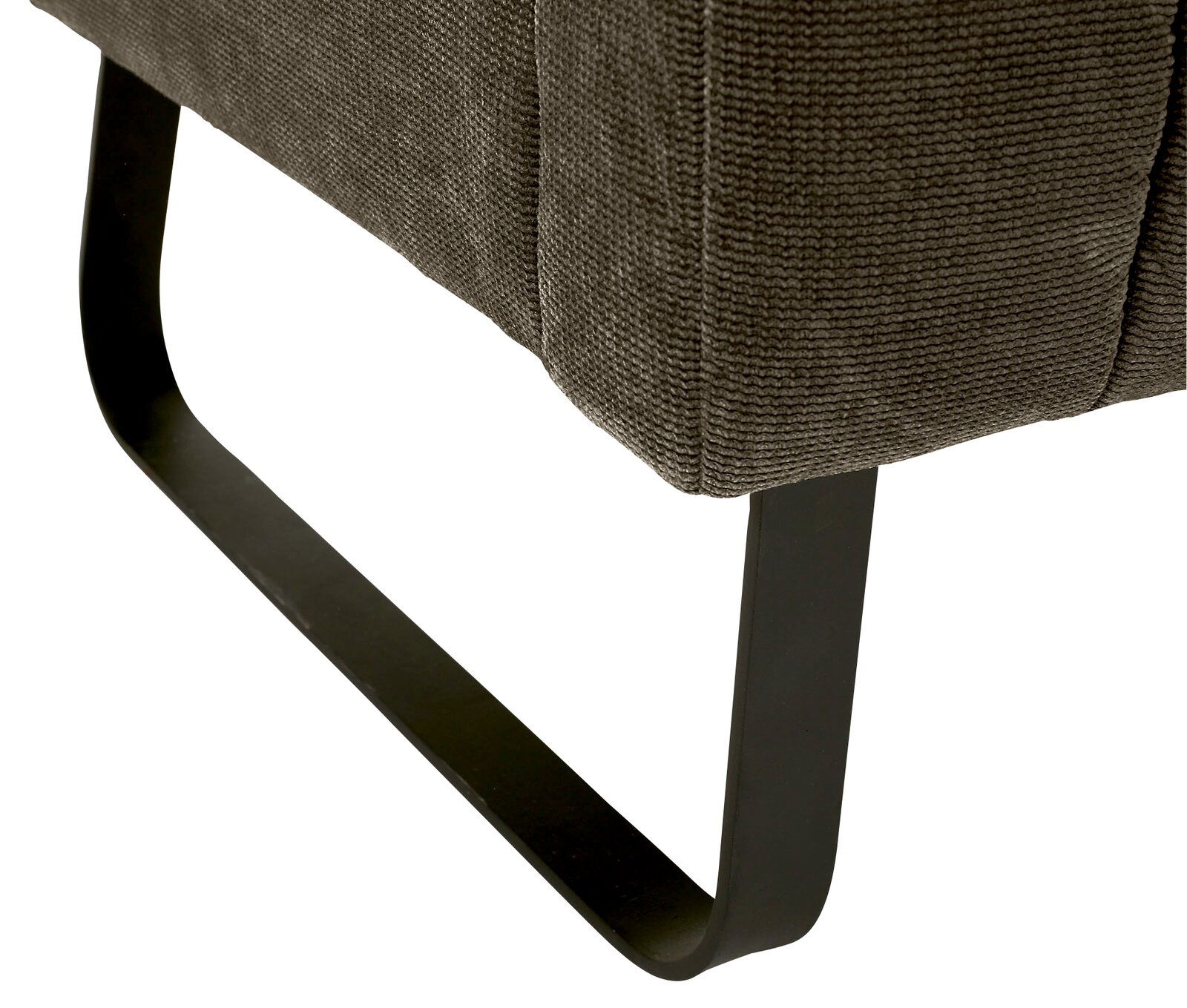 Nahaufnahme der Unterseite einer 2,5er-Sitzbank mit Metallbeinen, seitliche Perspektive