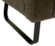 Nahaufnahme der Unterseite einer 2,5er-Sitzbank mit Metallbeinen, seitliche Perspektive