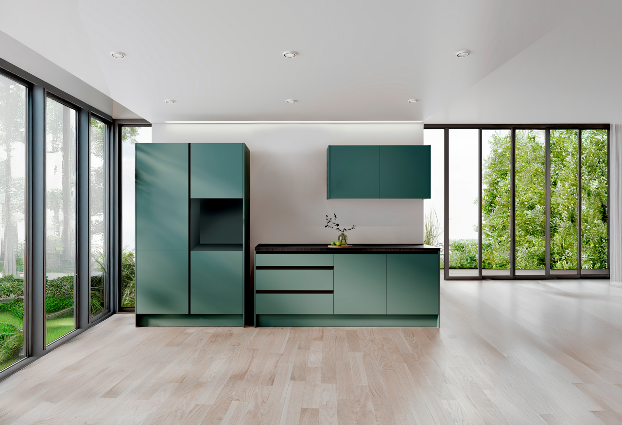 Moderne grüne Küchenzeile mit Schränken und Arbeitsplatte, frontal betrachtet, in einem hellen Raum mit großen Fenstern.