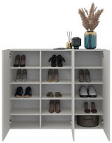 Frontale Ansicht eines Hängeschuhschranks mit offenen Türen, gefüllt mit verschiedenen Schuhen und dekorativen Gegenständen auf der Oberseite.