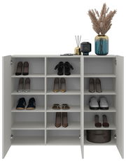 Frontale Ansicht eines Hängeschuhschranks mit offenen Türen, gefüllt mit verschiedenen Schuhen und dekorativen Gegenständen auf der Oberseite.