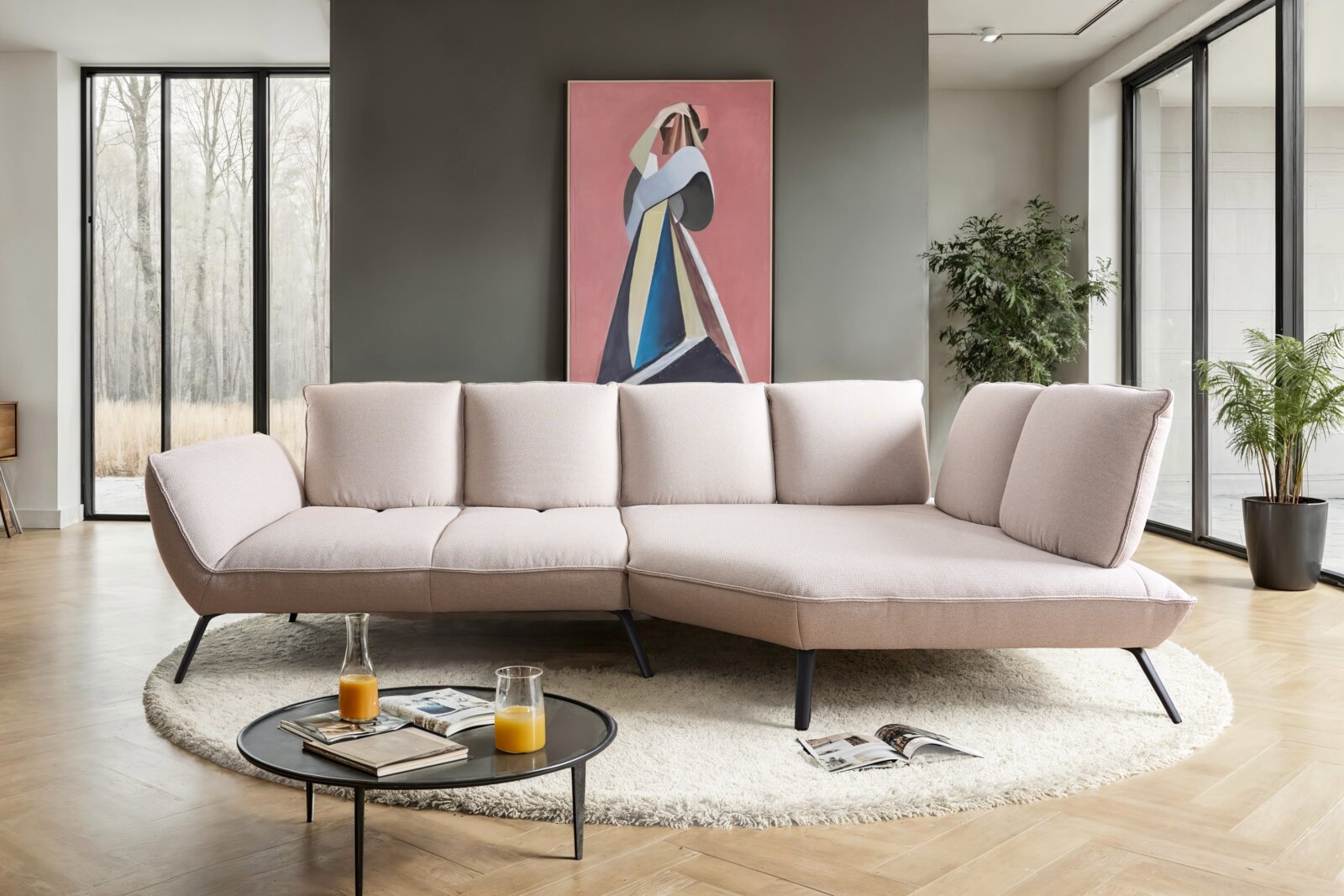 Moderne Longchairkombination in einem stilvollen Wohnzimmer, frontal betrachtet, mit großen Fenstern im Hintergrund.