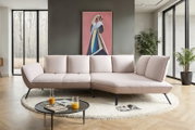 Moderne Longchairkombination in einem stilvollen Wohnzimmer, frontal betrachtet, mit großen Fenstern im Hintergrund.