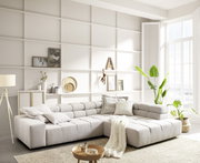 Helle und moderne Rundecke in einem stilvollen Wohnzimmer, mit Blick auf ein großes Fenster und dekorativen Elementen im Hintergrund.