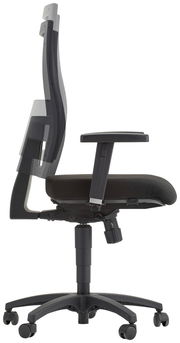 Seitenansicht eines ergonomischen Drehstuhls mit verstellbarer Rückenlehne und Armlehnen, schwarzer Polsterung und fünf Rollen.