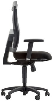 Zijaanzicht van een ergonomische draaistoel met verstelbare rugleuning en armleuningen, zwarte bekleding en vijf wieltjes.