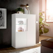 Modernes weißes Highboard mit Glasvitrine, dekoriert mit Pflanzen und Büchern, seitliche Perspektive