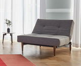 Grauer Funktionssessel Innovation Schlafsessel SPLITBACK in einem modernen Wohnzimmer, seitliche Perspektive