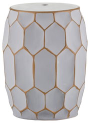 Weißer Keramik-Hocker oder Beistelltisch mit goldfarbenem Wabenmuster und Loch in der Sitzfläche, frontal aus leicht erhöhter Perspektive freigestellt