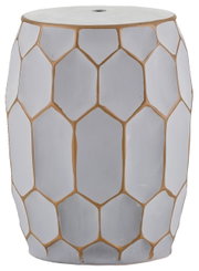 Witte keramische kruk of bijzettafel met goudkleurig honingraatpatroon en een opening in het zitvlak, van voren gezien vanuit een licht verhoogd perspectief