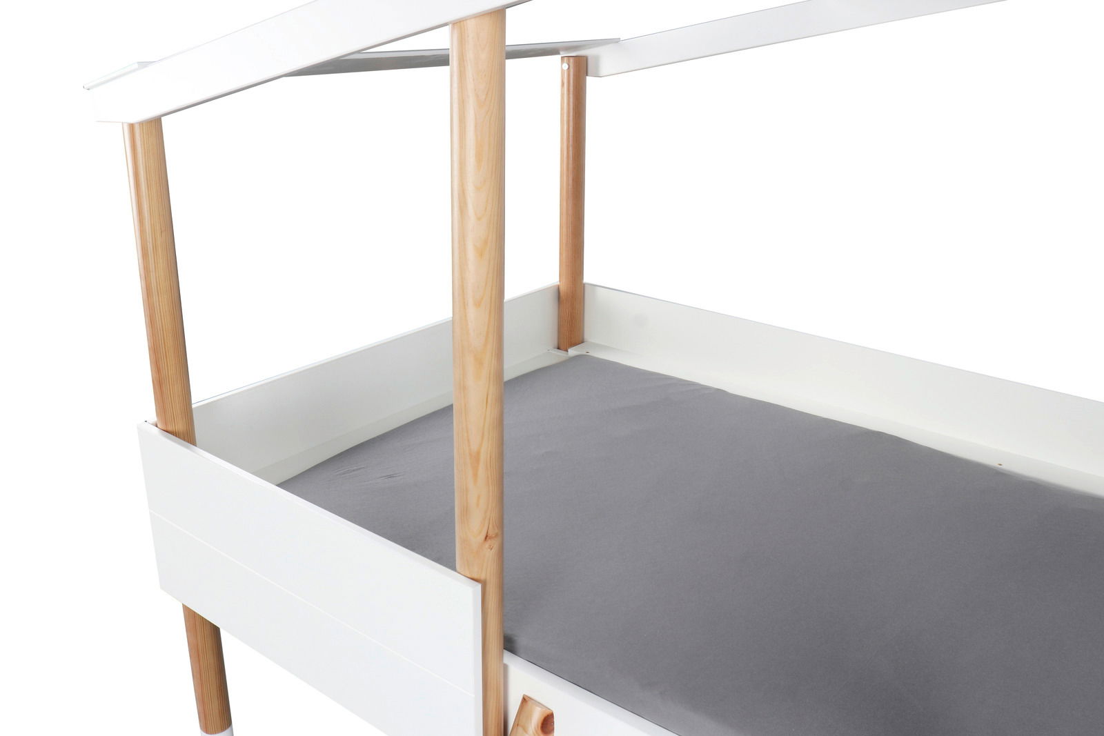 Hausbett mit weißem Rahmen und naturfarbenen Holzpfosten, seitliche Perspektive