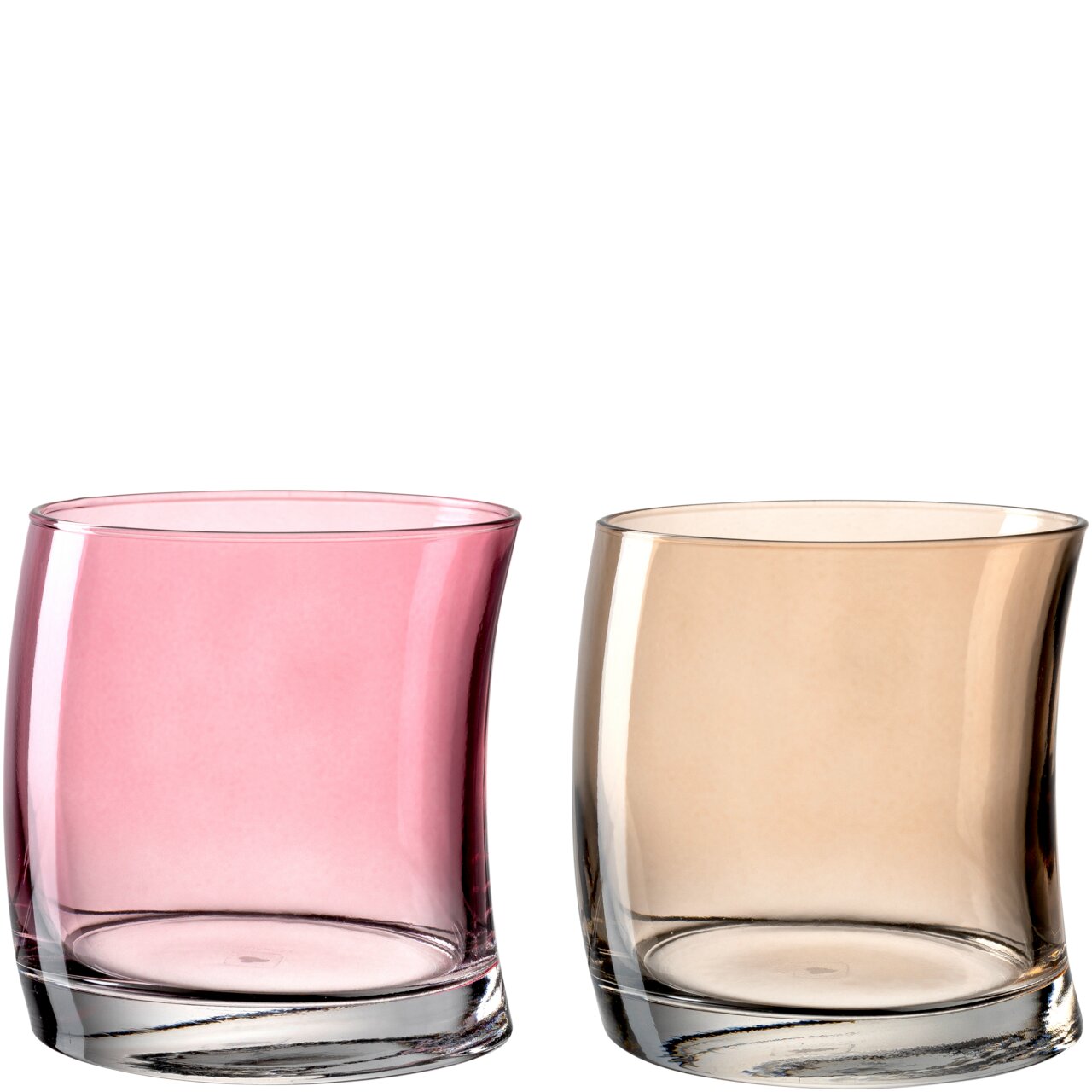 Twee kleurrijke glazen bekers, één in roze en één in beige, gefotografeerd vanuit een vooraanzicht.