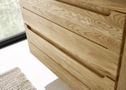Nahaufnahme eines Waschtischunterschranks aus hellem Holz mit klaren Linien und natürlicher Maserung, seitliche Perspektive