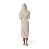 Rückansicht eines beige Kapuzenbademantels in Größe XL, getragen von einer Person, die barfuß steht.