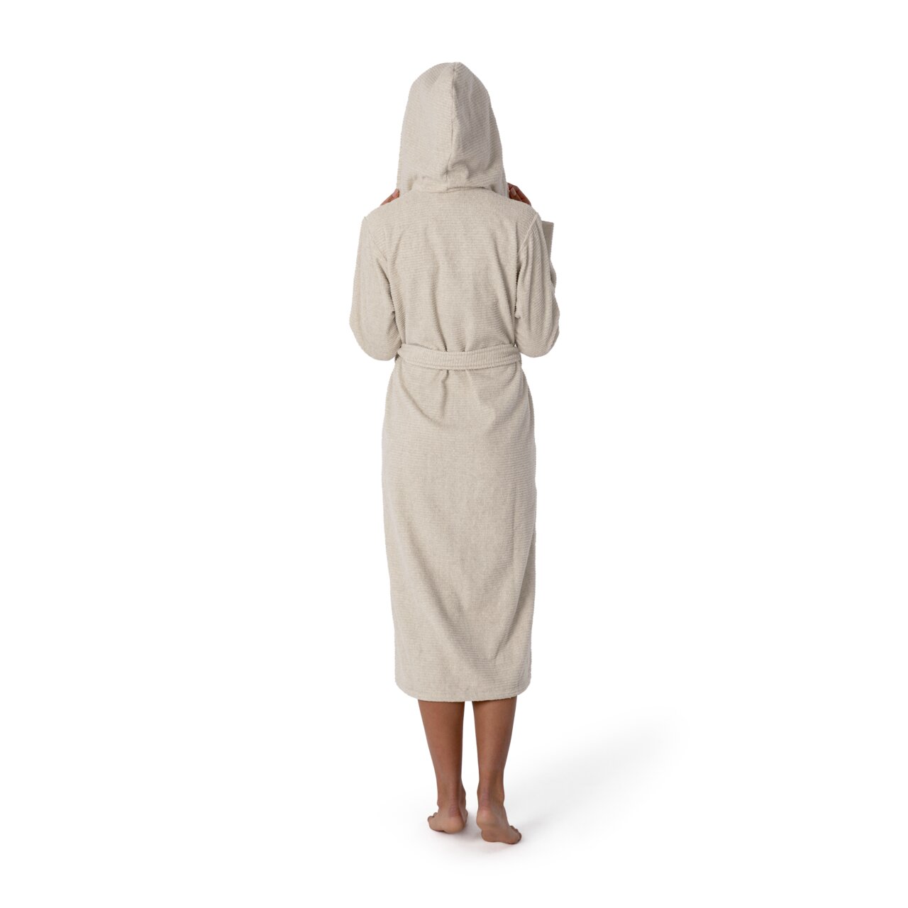 Achterkant van een beige badjas met capuchon in maat XL, gedragen door iemand die op blote voeten staat.