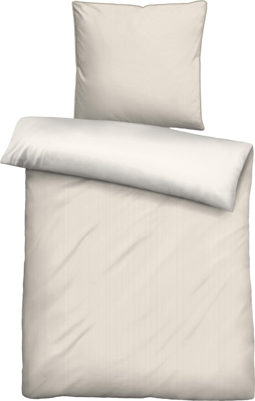 Einfarbige Bettwäsche in Beige/Creme mit Kissenbezug und umgeschlagenem Deckenbezug, frontal von oben (Draufsicht) freigestellt auf weißem Hintergrund