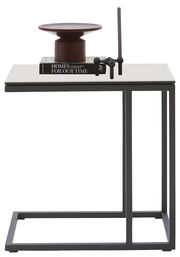 Moderner Beistelltisch mit schwarzem Metallrahmen und heller Tischplatte, seitliche Perspektive. Dekoriert mit einem Buch, einer Kerze und einer Schale.