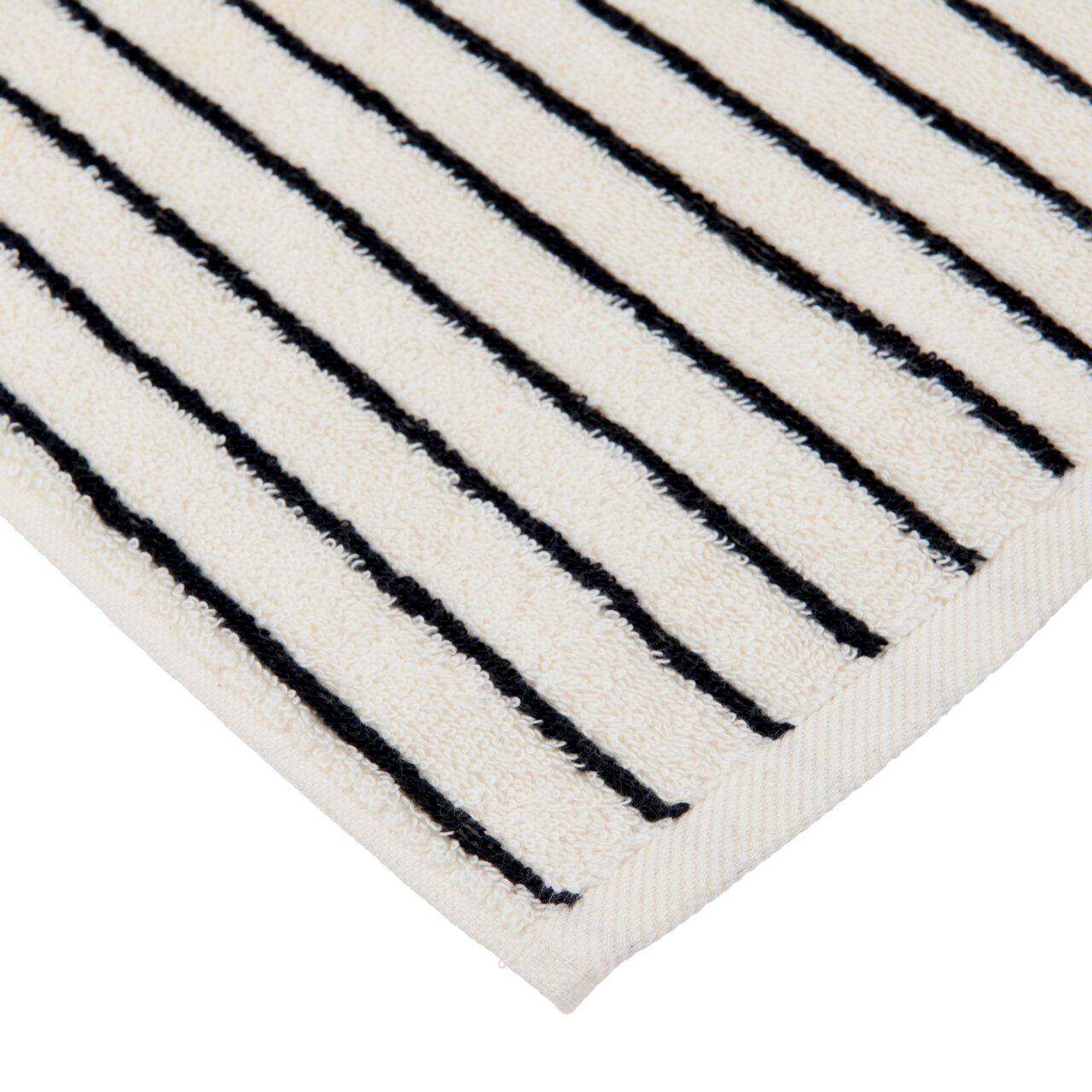 Dieter Knoll Badmat Close-up van een crèmekleurige badmat met zwarte strepen, diagonaal perspectief op de hoek.
