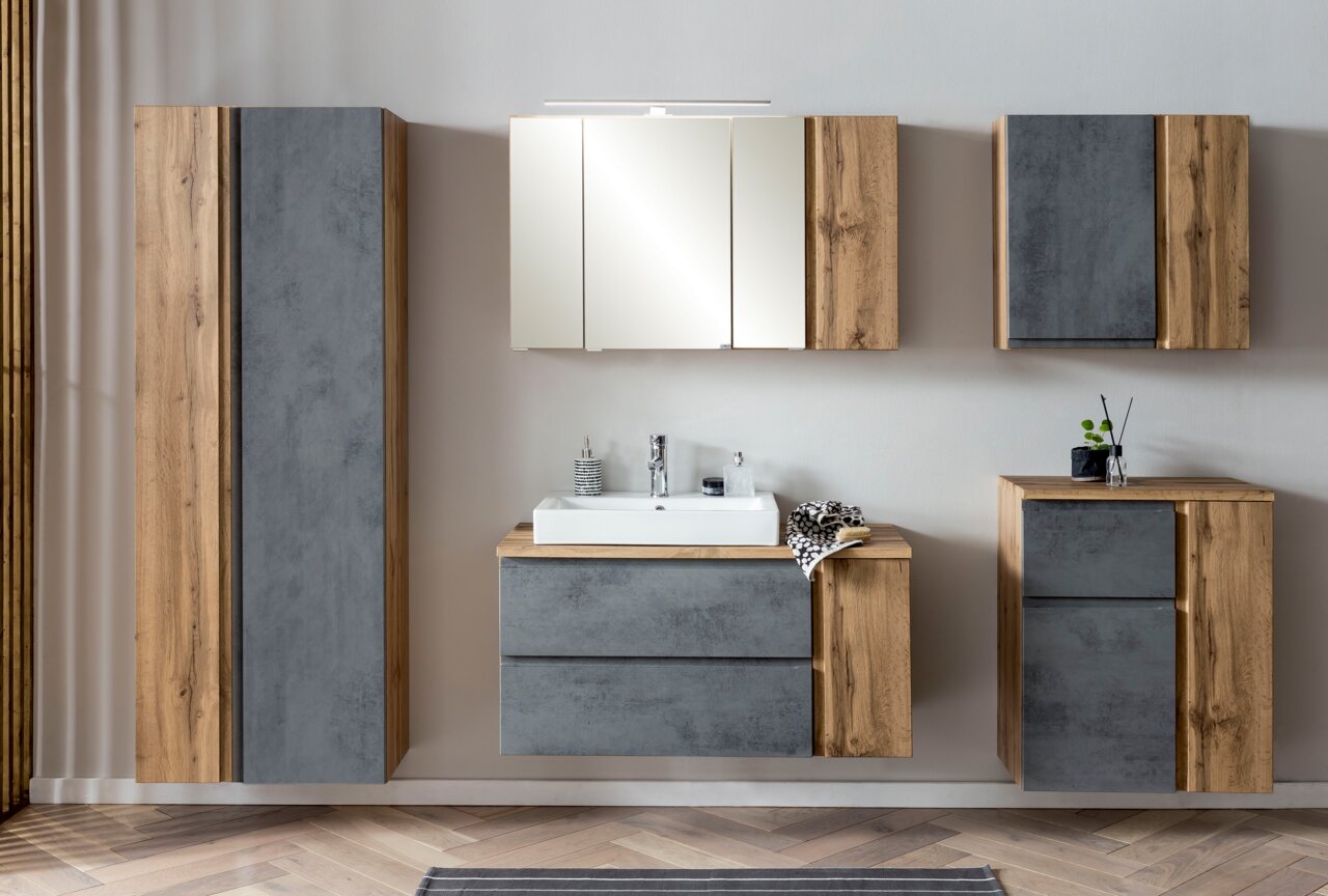 Moderne hoge kast van 65 cm in houtlook en grijs, hier afgebeeld in een stijlvolle badkamer.
